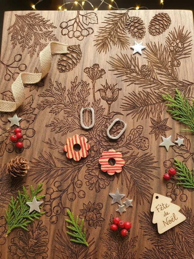 Noël Collection - Petite Fleur pampille en bois (Motif rayé rouge) pour créoles - Fait main et résine - Le Grand-Lucé (Sarthe)