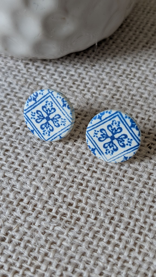 Boucles d&#039;oreilles blanches et bleues en pâte polymère