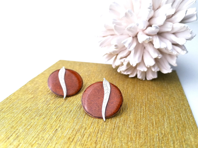 Puces d'oreilles en émail, Feuillage d'argent 