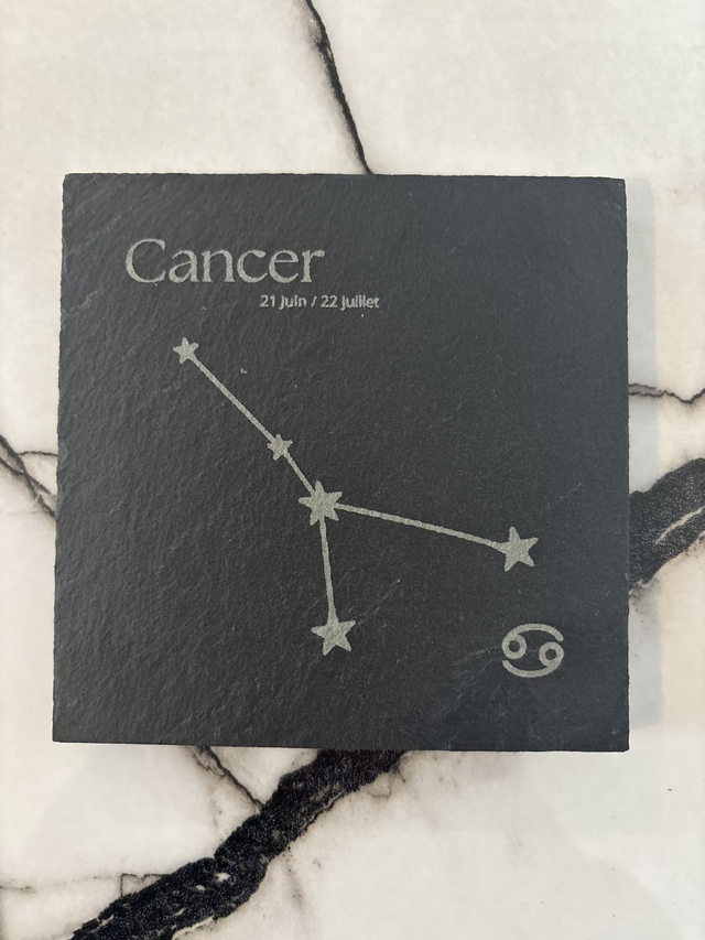 Cancer constellation gravé sur une ardoise 10 x 10 cm