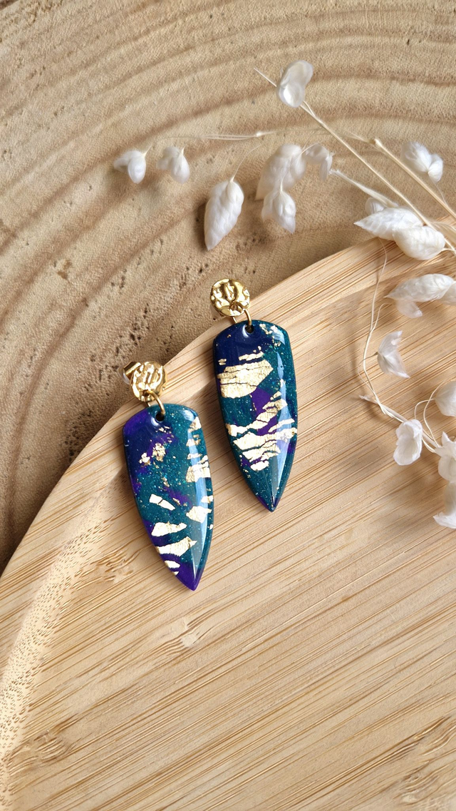 Étincelante – Collection Abysses dorées – Boucles d’oreilles artisanales en pâte polymère et résine