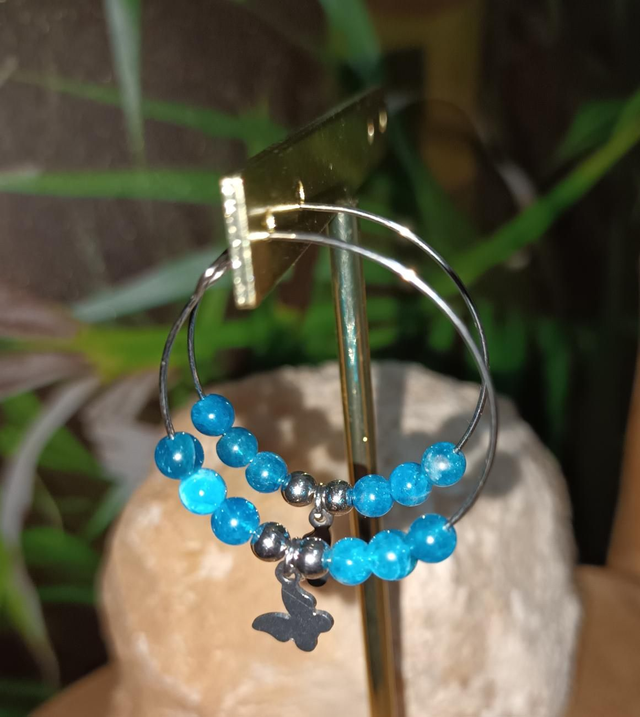 Boucles d'oreilles motif papillon en apatite bleue