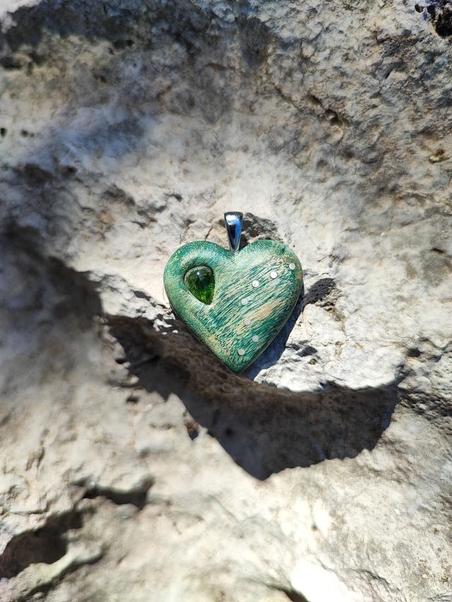 Pendentif Coeur en Bois de Loupe de Peuplier stabilisé vert, Tourmaline et Argent 