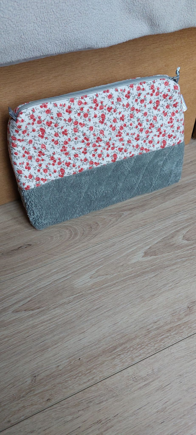 Trousse de toilette triangle fleurs rouge et vert