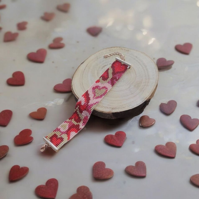 Bracelet coeurs tons rouge, rose et or