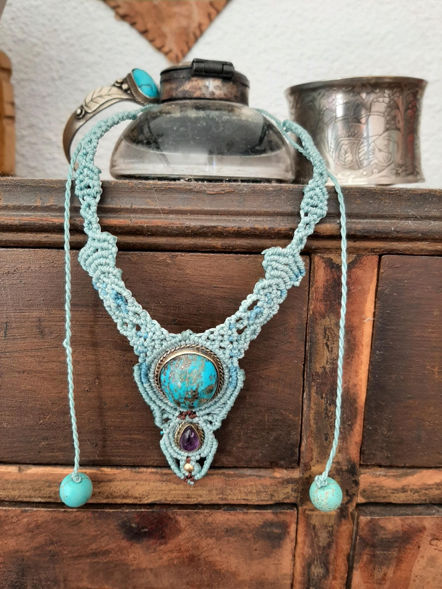Collier macramé. Pierres fines Turquoise et Améthyste. Style bohème , ethnique