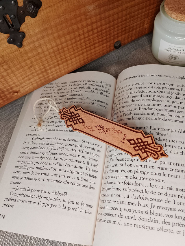 Marque-page en Bois Gravé – Signe Astrologique Lion ♌🔥