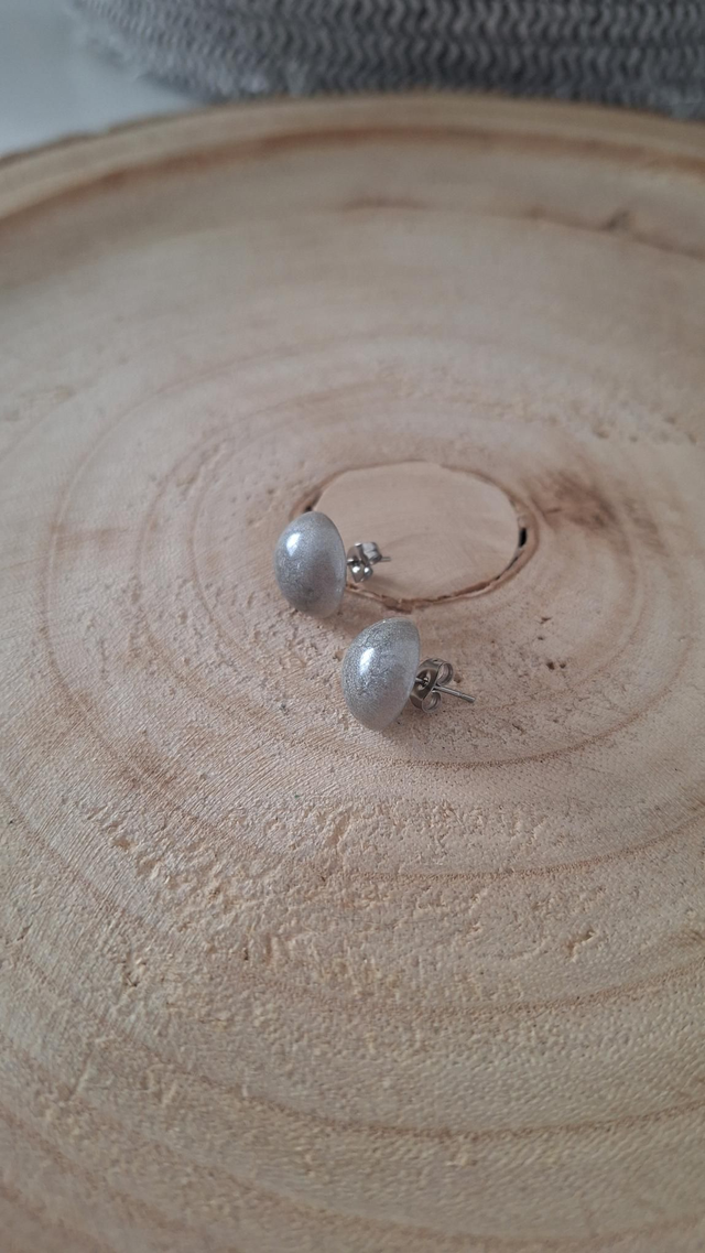 Puces d&#039;oreilles rondes grises