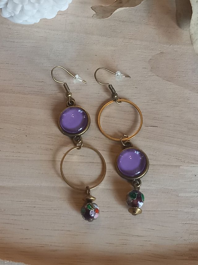 Boucles d&#039;oreilles asymétriques - cabochon violet clair /  cercle métal bronze / pendant perles diverses / bronze