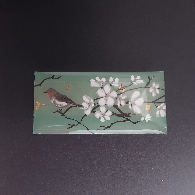 Broche collection japon décor feuillage vert fleurs blanches et oiseau