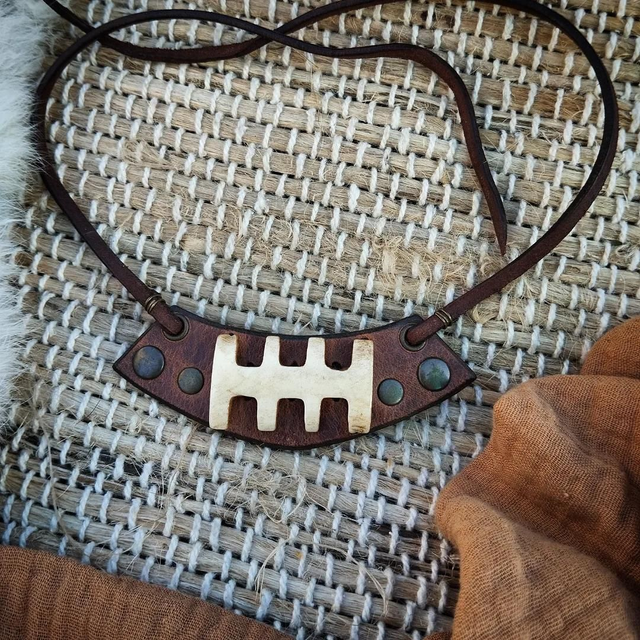 Ras de cou en cuir épais et perle en os