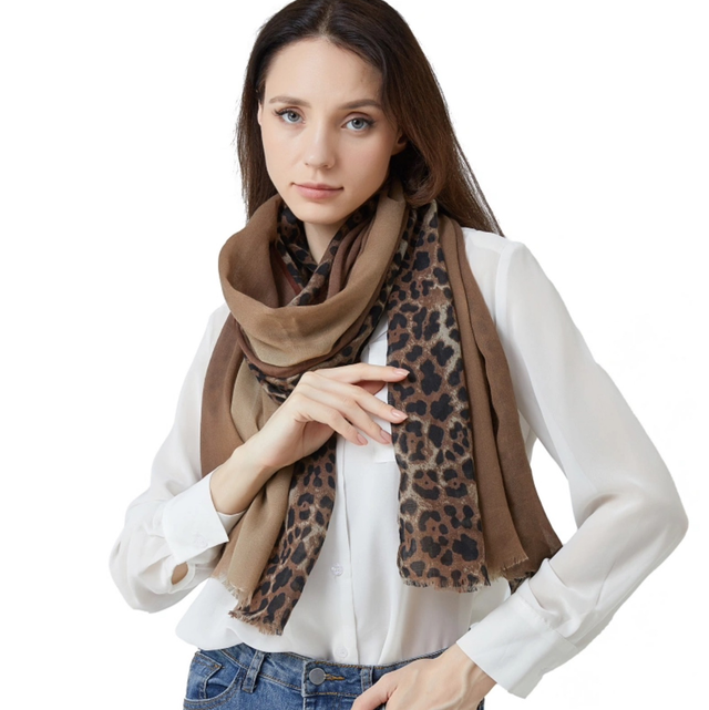 Foulard à rayures dégradées et bordures léopard