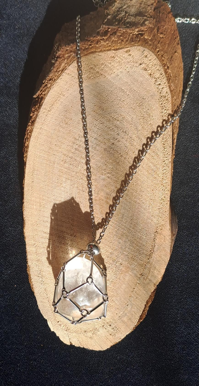 Cristal de Roche dans sa cage d&#039;acier inoxydable 