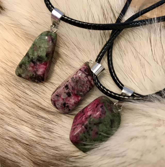 Pieni rubiini-zoisiitti riipus