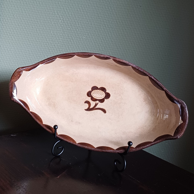 Wilhelm Kåge | Langwerpige Zweedse pyro ovenschaal met grepen (lengte 26 | breedte 14 | hoogte 4 cm) beige met bruin bloemmotief | Vintage