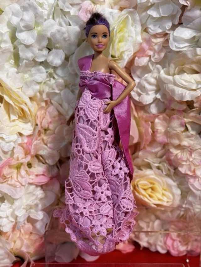 Poupée – Robe rose en dentelle papillon et fleur - Fait main