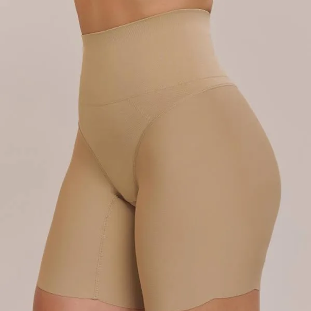 Bermuda Modeladora Corte a Laser Bege