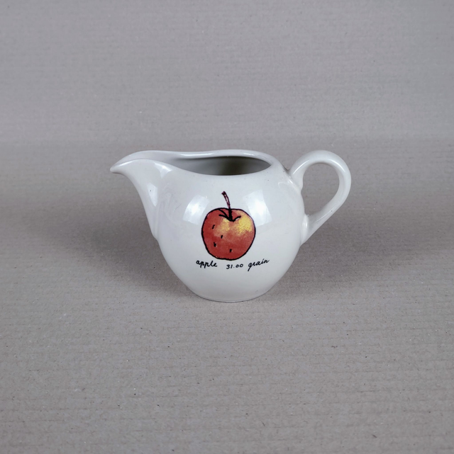 Jet by Ter Steege | Melkkannetje met schenktuit en oor (breedte 13,0 cm | hoogte 7,0 cm) met &#039;Appel&#039; decor Creme met rode kleuren | Vintage