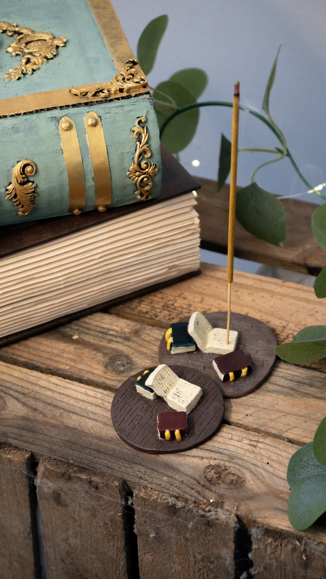 Porte-Encens en Argile – “Grimoire Enfumé”