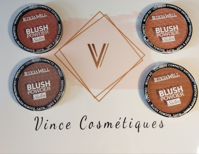 Blush (ou fard à joues) en poudre effet satiné de chez Leticia Well.