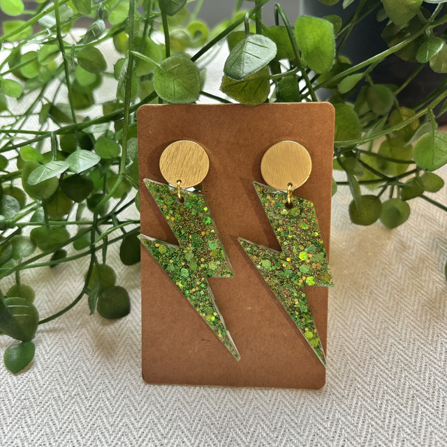 Boucles d’oreilles résine motif éclair vert paillettes et doré