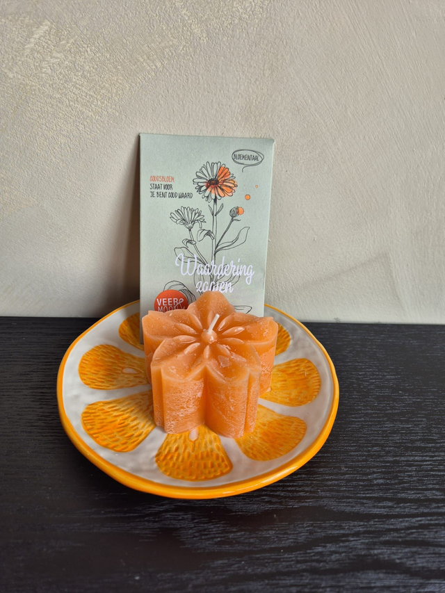 Sinaasappelschaaltje met bloemenzaadjes & bloemenkaarsje