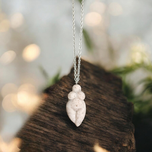Collier Déesse Mère ( Granit beige )