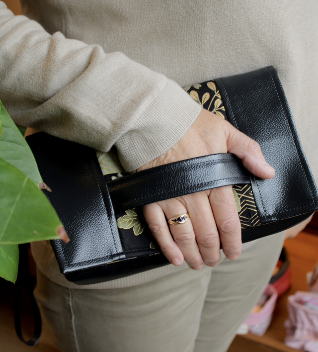Pochette main simili cuir noir et tissu japonais / Le petit atelier de Maya 