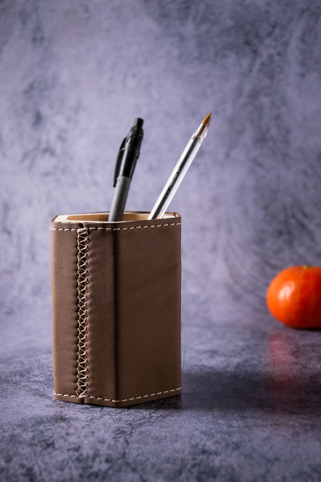 Pot à crayon octogonal bois et cuir taupe