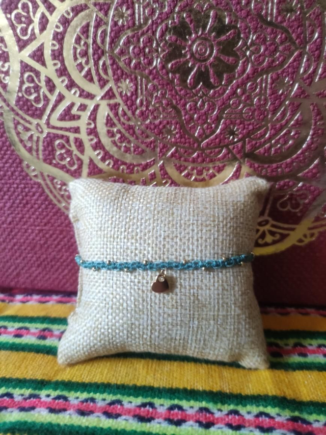 Bracelet fin vert d&#039;eau avec coeur et perles