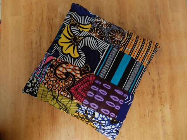 Housse de coussin patchwork en wax – Pièce unique | NJAXASS