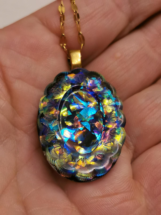 Pendentif médaillon iridescent