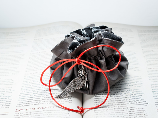 Dagger, dagger, dagger - Vax'ildan inspired dice bag