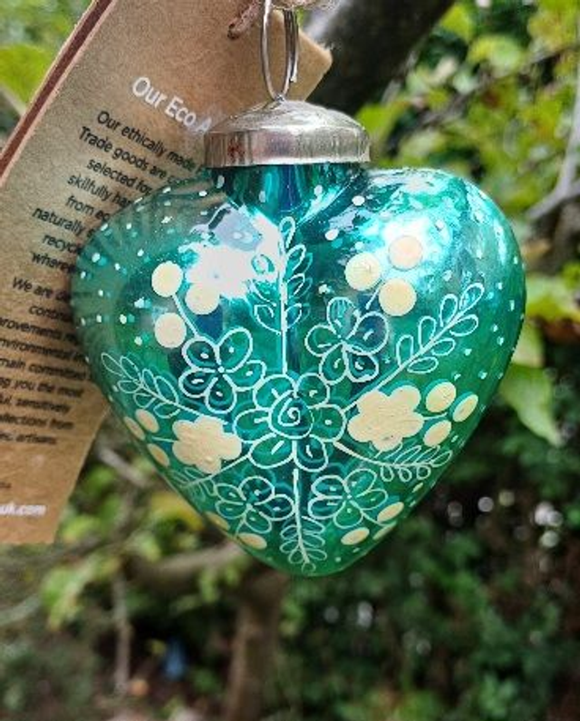 🎄Hand Decorated Kashmiri glass heart decoration - green - Namaste