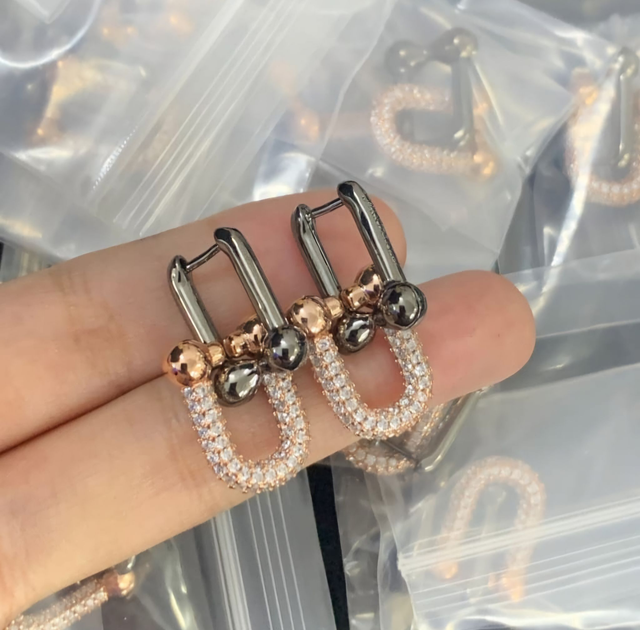 Boucles d'oreilles T  avec strass
