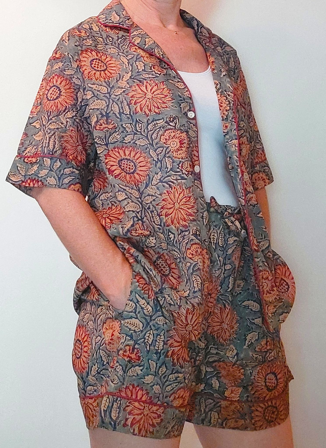 Pyjama court en coton indien – Imprimé floral artisanal – Fait main - Slow fashion - Rose sur bleu doux