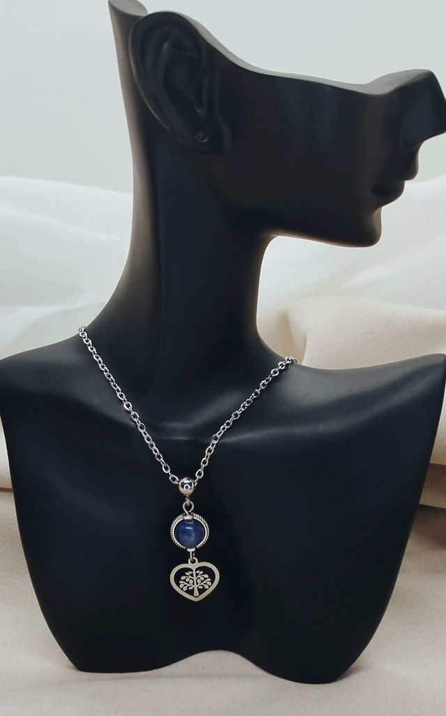 Collier acier inoxydable 50 cm agrémenté d'un pendentif "arbre de vie cœur" et perle pierre naturelle sodalite.