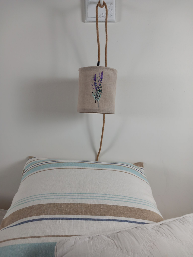 Abat-jour lampe baladeuse en lin brodé , broderie fleurs de Lavande diamètre 15 cm.