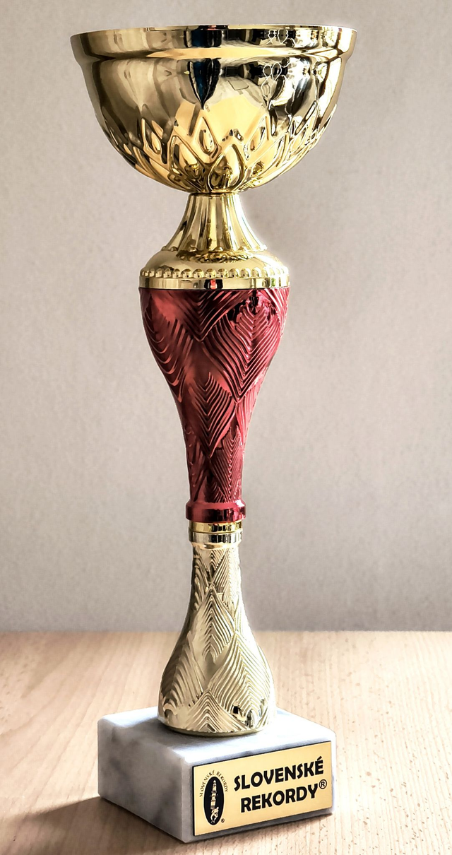 Pohár so zdobeným kalichom, so štítkom a  logom Slovenské rekordy na objednávku. Bez poštovného a balného.