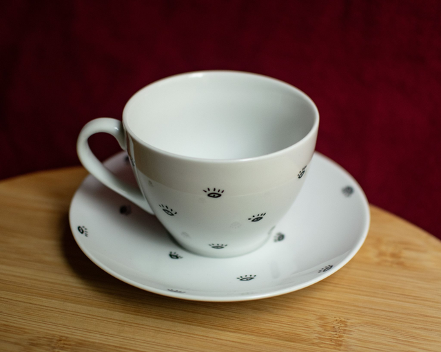 Filiżanka ze spodkiem w oczy