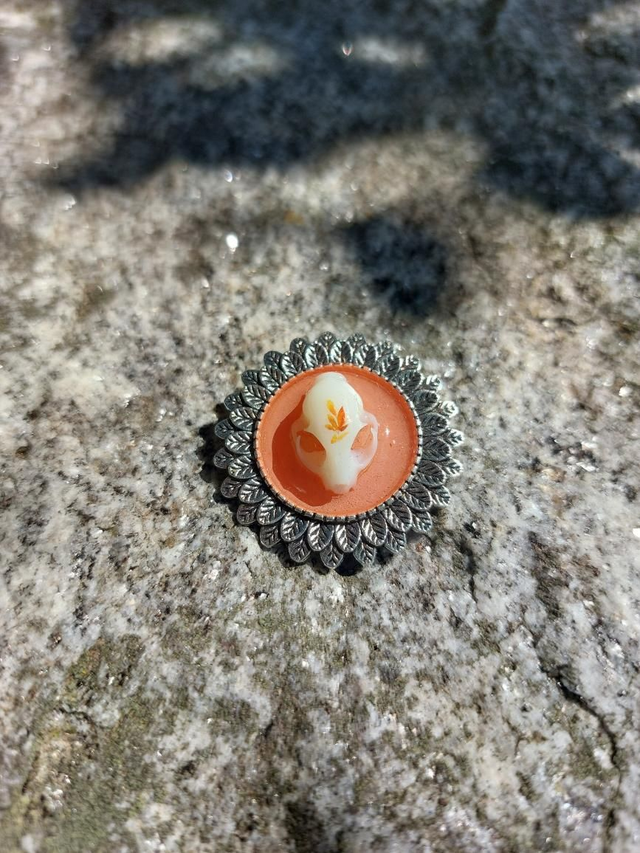 Broche crâne de chat orange 