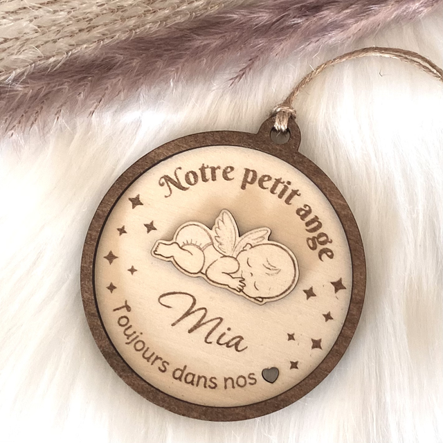 Boule de Noël commémorative personnalisée en bois – Hommage à un petit ange 