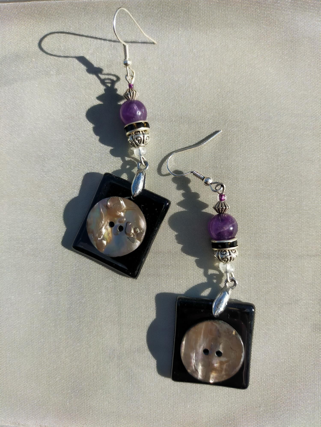 Boucles d&#039;oreilles en  verre noir.