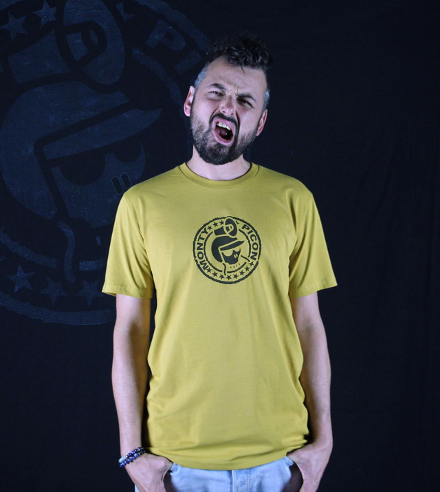 T-shirt jaune moutarde en coton bio //  Logo noir