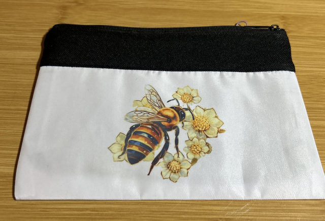 P22. medium zip bag Bee