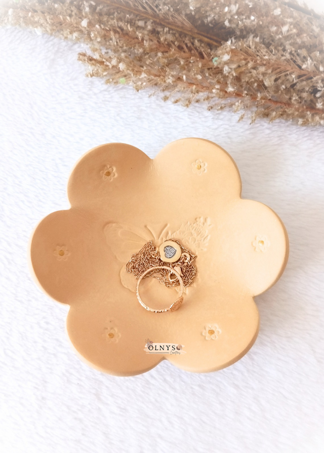 Coupelle porte bijoux en argile couleur sable avec motif papillon