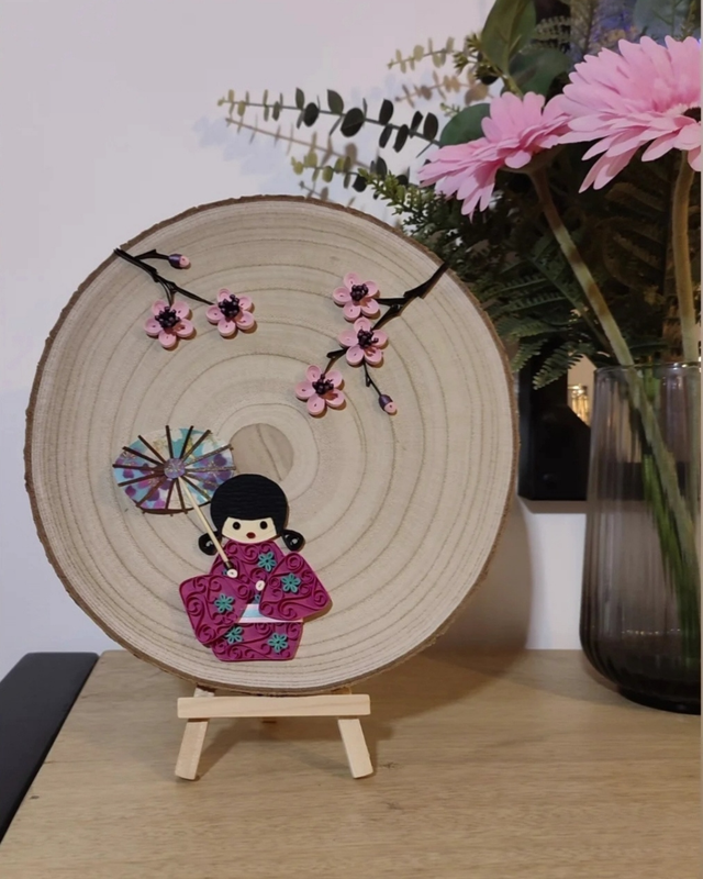 Poupée japonaise et fleurs de cerisier