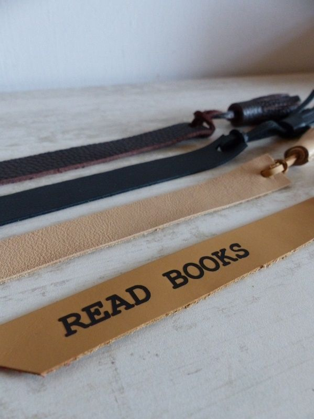 Marque page en cuir avec pompon