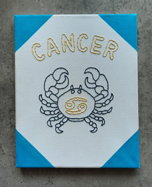 Toile brodée signe astro Cancer
