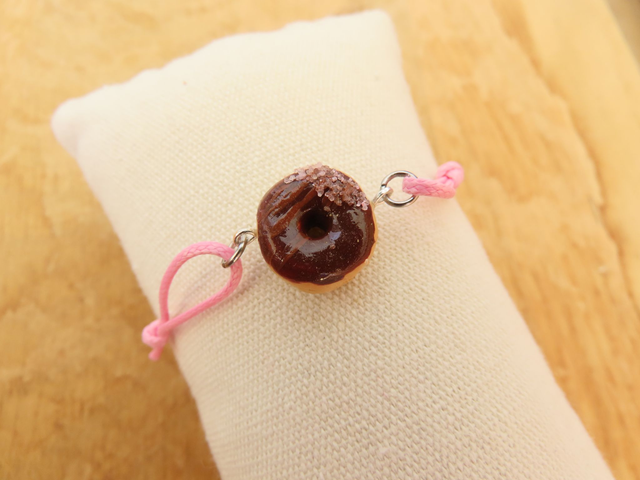 Donut chocolat et sucre rose